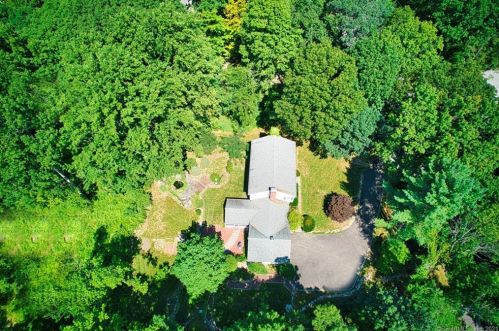 20 Calass Ln, Stamford, CT 06903-1426