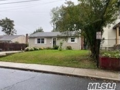 150 3rd St, Huntington Station, NY 11746-1466