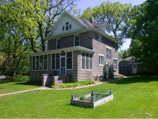 2446 1st Ave, Saint Paul, MN 55109-3243