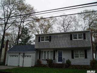 540 Broome Ave, North Lindenhurst, NY 11757-3403
