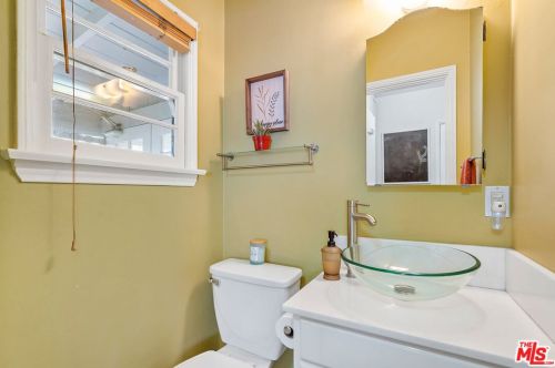 11945 Addison St, North Hollywood CA  91607-3157 exterior