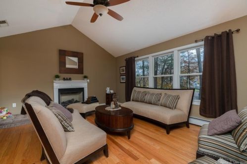 2 Hunter St, Manchester, CT 06040-6317