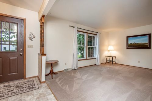 1024 Canterbury Ln, Waukesha, WI 53188-5522