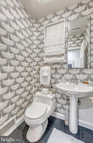 3073 Cleveland Ave, Washington DC 20008-3450 exterior