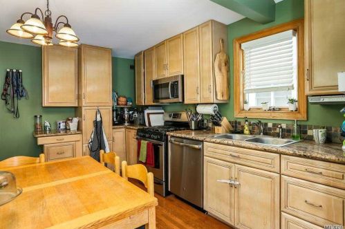 61 Hollywood Ave, North Lindenhurst NY  11757-6704 exterior