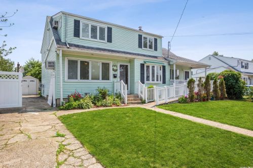 116 Raynor St, Babylon, NY 11704-7917