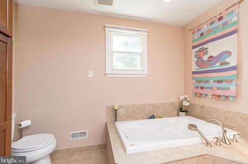 732 Castlewood Dr, Dresher PA 19025-2015 exterior