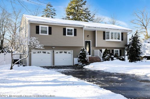 28 Albon Ct, Middletown, NJ 07748-1542