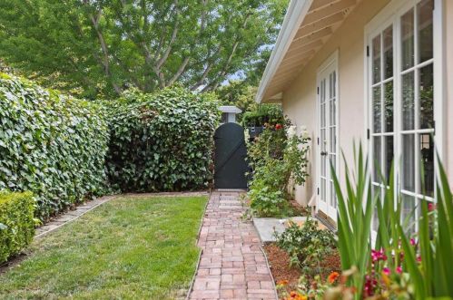 1657 Edgewood Dr, Palo Alto CA  94303-2821 exterior