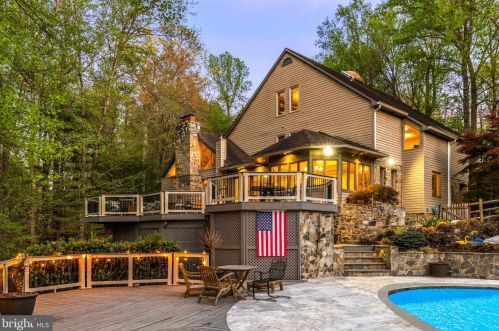1102 Peppertree Dr, Great Falls, VA 22066-2205