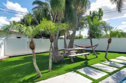 1961 56th Way, Hollywood FL  33021-3813 exterior