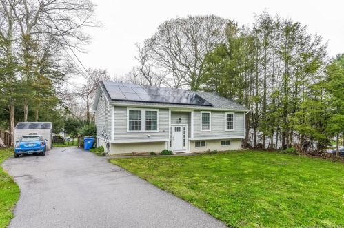 15 Country Club Dr, Gales Ferry CT  06339-1714 exterior