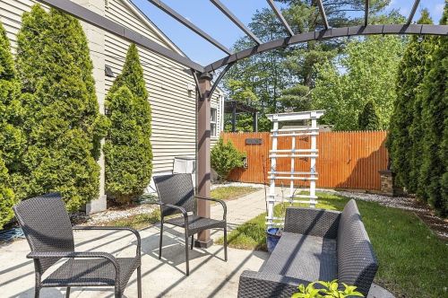 16 Dumaine Ave, Nashua NH  03063-1033 exterior