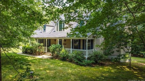 10 Kalmia Dr, Gales Ferry CT  06335-1723 exterior