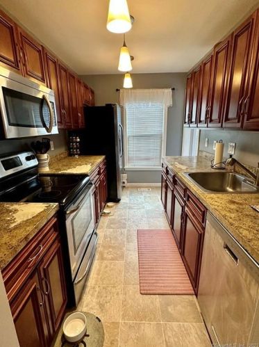13 Riverview Dr, East Windsor, CT 06088-4619