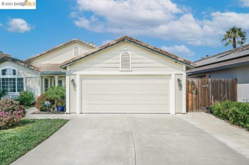 3889 Oak Grove Ct, Oakley CA  94561-4218 exterior