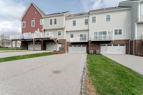 1319 Village Ln, Bridgeville, PA 15017-2191
