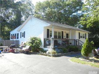 104 Madison St, Manor Park, NY 11950-3939