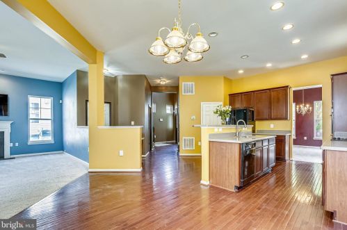 17601 Marbury St, Round Hill, VA 20141-2183