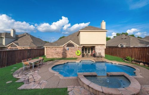 9427 Vis Cir, Irving TX  75063-5064 exterior