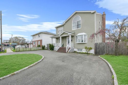 10 Riviera Pkwy, North Lindenhurst, NY 11757-6113