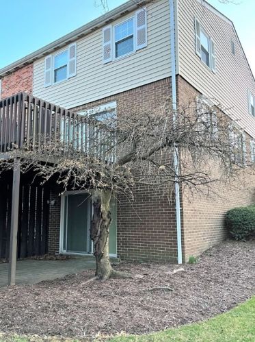 108 Woodstone Ln, New Kensington, PA 15068-4642