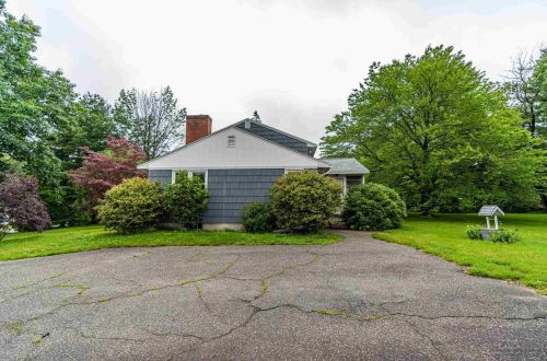 95 Wheeler Ave, Salem NH  03079-3494 exterior