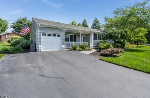 3 Hillside Dr, Clinton NJ 08809-1244 exterior