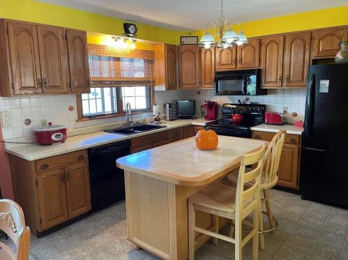 118 Kenyon Rd, Tiverton, RI 02878-1648