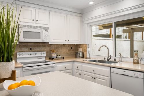 513 15th St, Huntington Beach CA  92648-4045 exterior