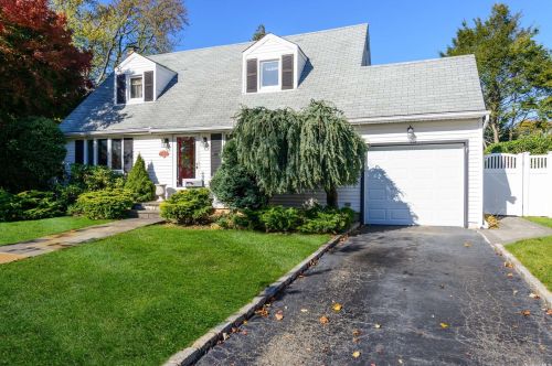 116 Yorkshire Dr, Muttontown, NY 11732-1244