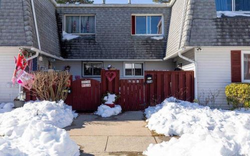 278 Feller Dr, Central Islip, NY 11722-1214