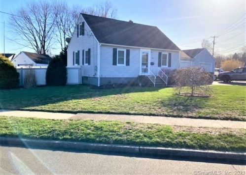 182 Meadowside Rd, Milford, CT 06460-4526