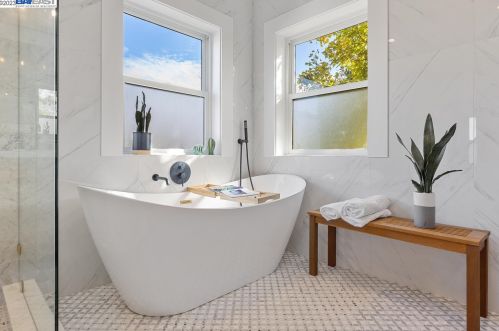 5926 Dover St, Oakland CA  94609-1426 exterior