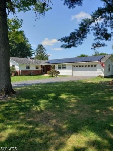 824 Lopatcong St, Belvidere, NJ 07823-2012