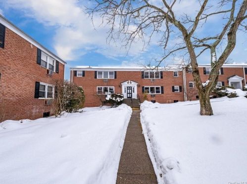 8 Lenox Ct, Airmont, NY 10901-8009
