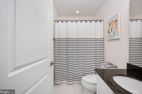 7009 Darbey Knoll Dr, Gainesville VA  20155-3634 exterior