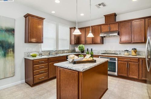 7056 Mariposa Ln, Pleasanton CA  94568-2569 exterior