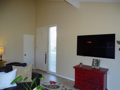 704 Holly Ave, Oxnard CA 93036-1907 exterior