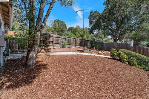 8437 Golf Links Rd, Oakland CA  94605-4118 exterior
