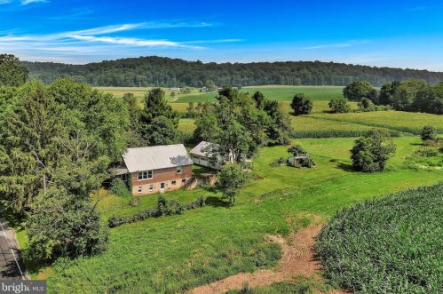 560 Galen Hall Rd, Swartzville, PA 17569-9420
