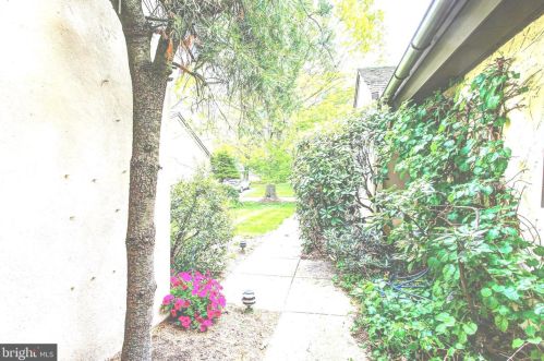 12 Tally Ho Ln, Blue Bell, PA 19422-2430
