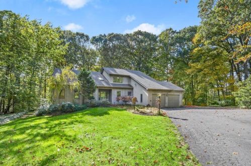 48 Far Horizon Dr, Bridgeport, CT 06612-1909