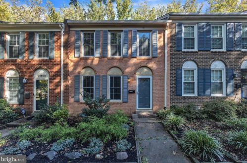 2326 Horseferry Ct, Herndon, VA 20191-2718