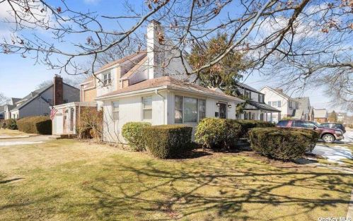 1661 Aladdin Ave, New Hyde Park, NY 11040-4311