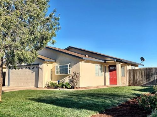 1097 Gavilan Dr, Greenfield, CA 93927-3903