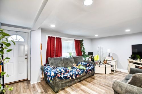 8 Jetland Pl, Bridgeport CT  06605-3318 exterior