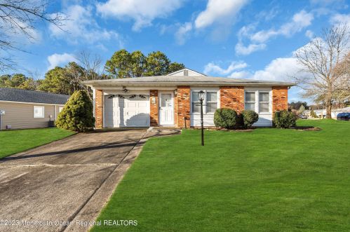 22 Yorkwood Dr, Bricktown, NJ 08723-7808