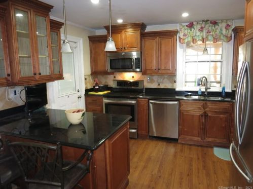40 Tryon St, Middletown, CT 06457-4725