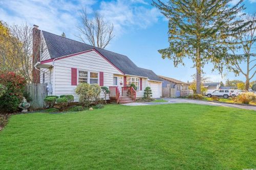 4 Cherokee Dr, Bayshore, NY 11706-4934
